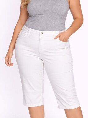 NWOT - Plus Size 30W capris.  MONROE MAIN white capris jeans. Summer. Casual